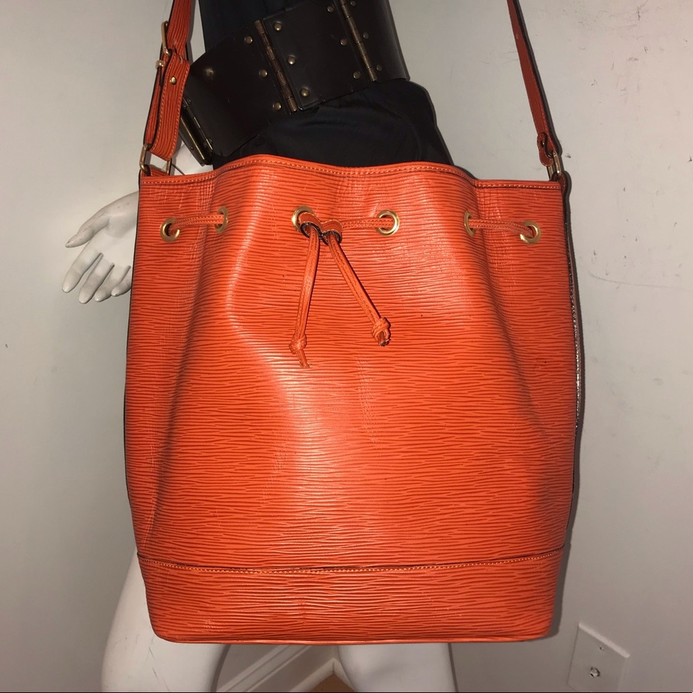 Spectacular vintage Siso epi leather orange drawstring bucket LARGE embo… - Picture 2 of 8